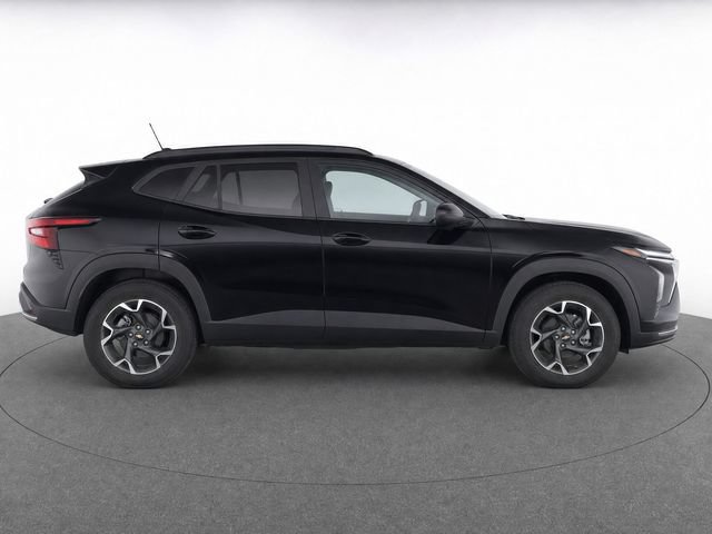 Used 2024 Chevrolet Trax LT w/ Sunroof Package FWD image 3