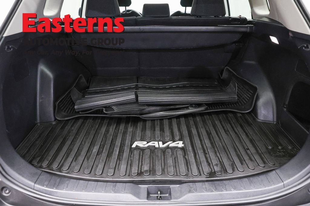 Used 2022 Toyota RAV4 LE AWD/4WD image 9
