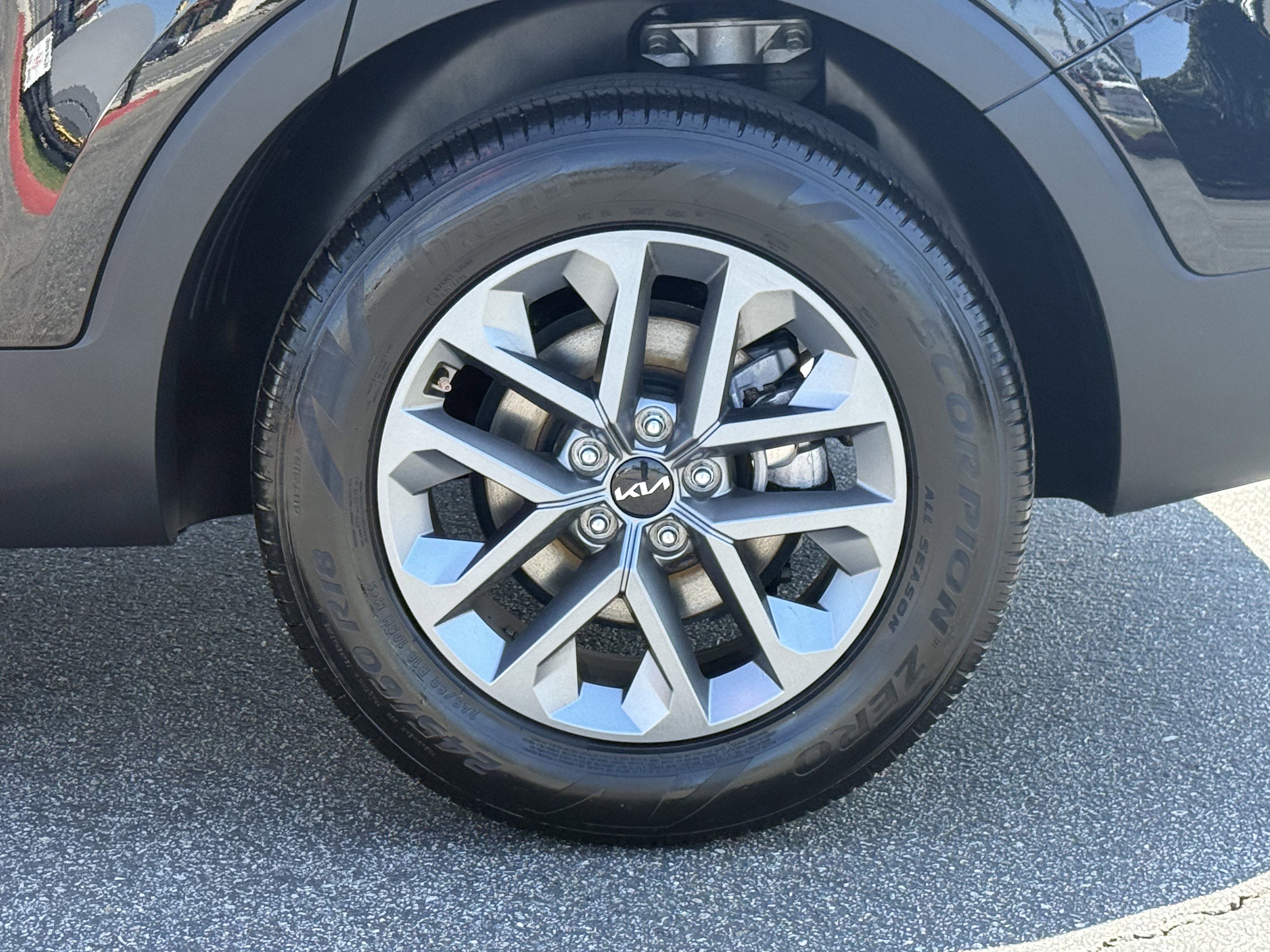 Certified 2025 Kia Telluride LX image 11