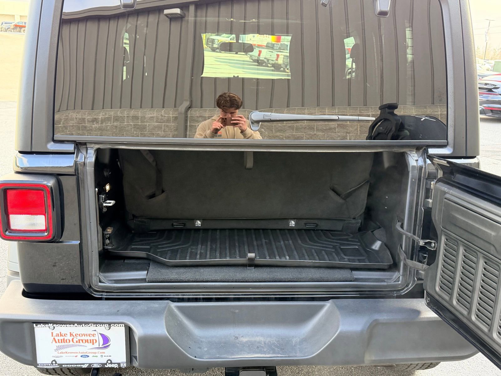 Used 2023 Jeep Wrangler Sport S image 9