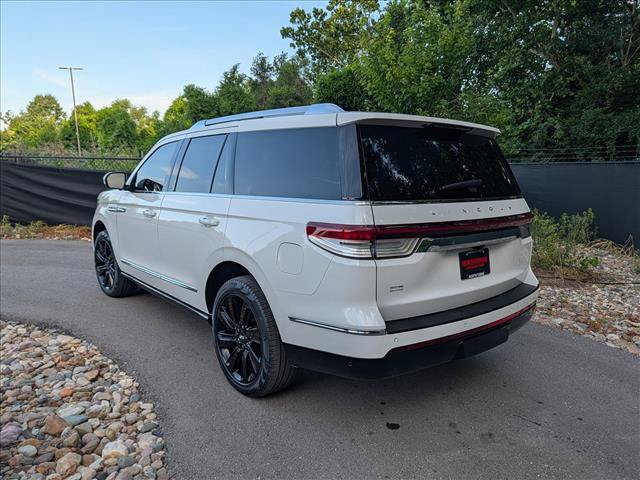 Used 2024 Lincoln Navigator Reserve AWD/4WD image 3