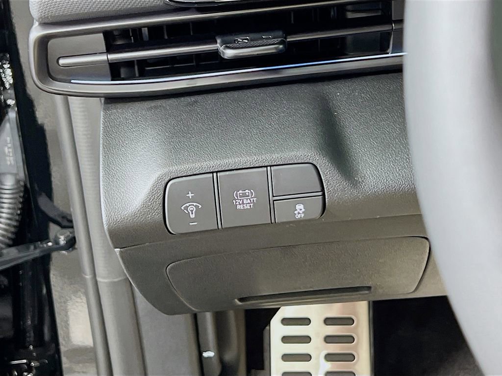 Certified 2025 Hyundai Elantra SEL image 9