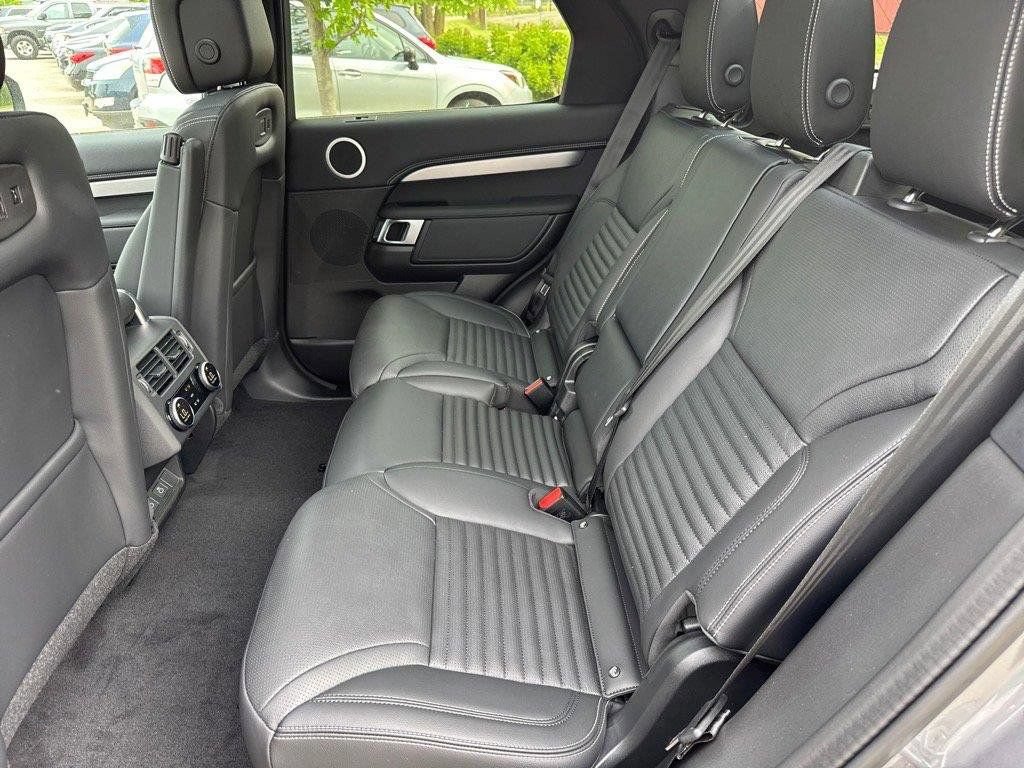 Certified 2025 Land Rover Discovery Dynamic SE AWD/4WD image 6