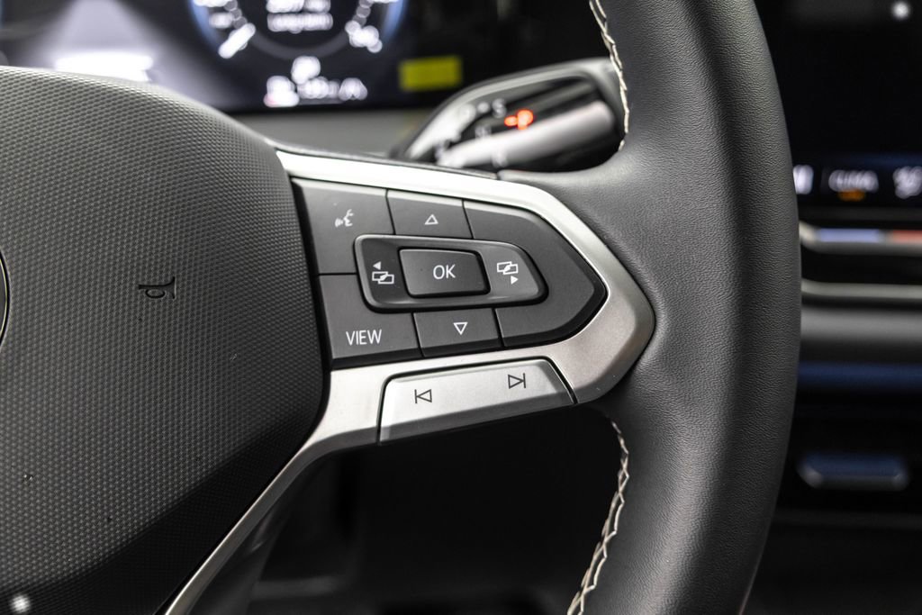 Used 2025 Volkswagen Tiguan SE image 16