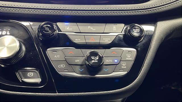 Used 2023 Chrysler Pacifica Touring-L w/ S Appearance Package FWD image 17