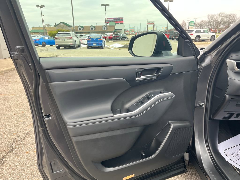 Used 2022 Toyota Highlander XSE image 11