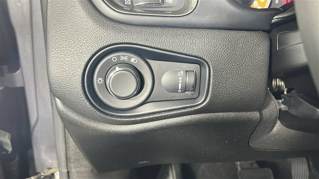Used 2023 Jeep Renegade Latitude AWD/4WD image 19