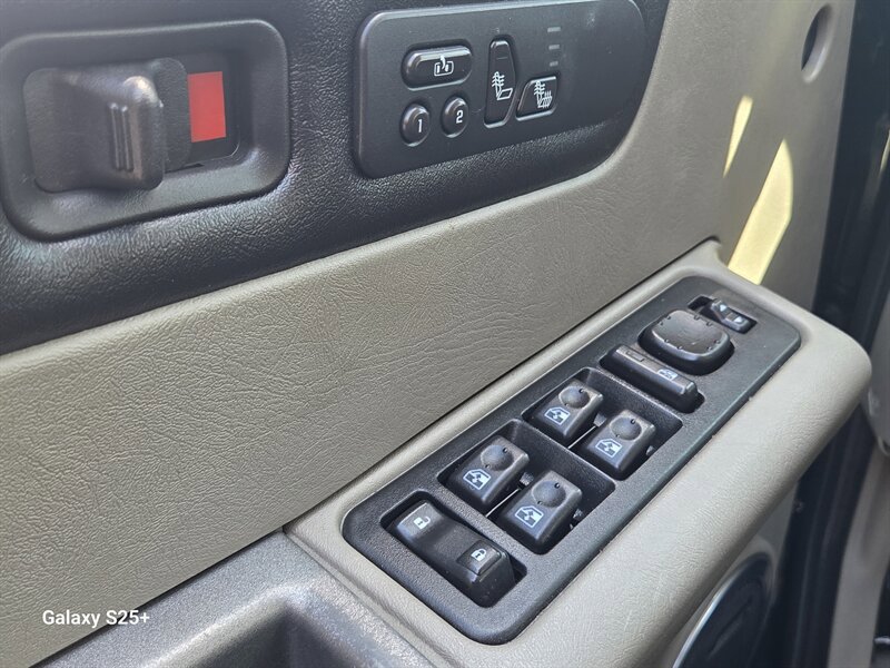 Used 2004 HUMMER H2 w/ Preferred Equipment Group AWD/4WD image 11