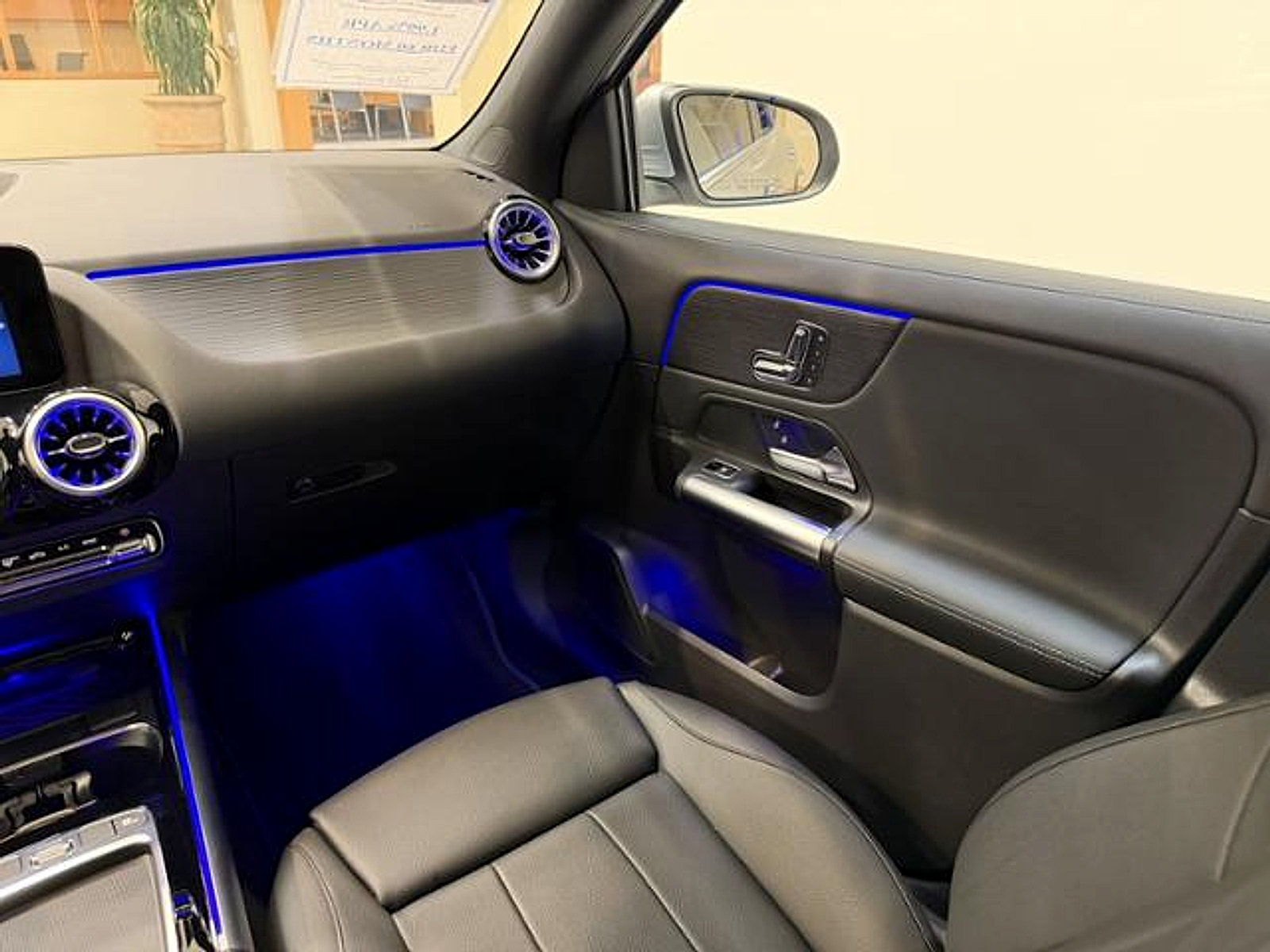 Used 2025 Mercedes-Benz GLA 250 image 9
