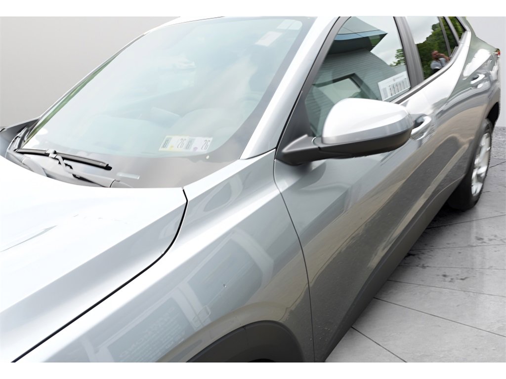 Used 2025 Chevrolet Trax LS w/ LS Convenience Package image 12