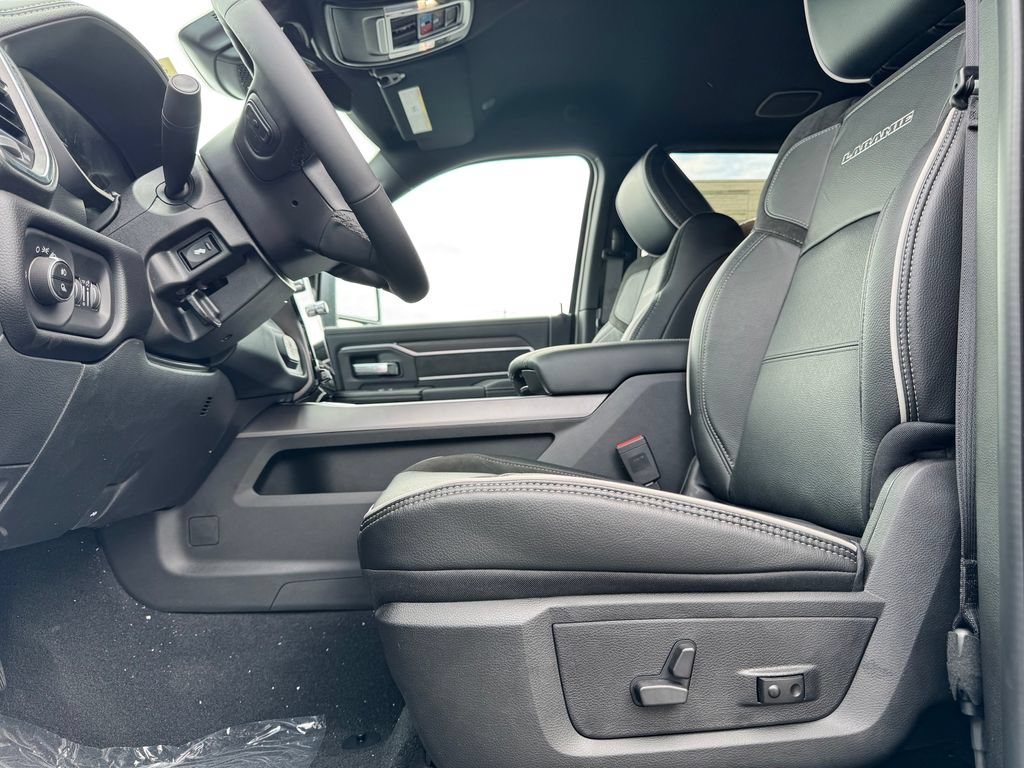 New 2026 RAM 2500 Laramie AWD/4WD image 17