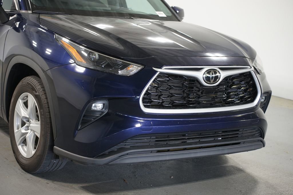 Used 2023 Toyota Highlander LE FWD image 4