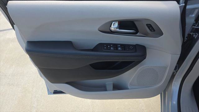 Certified 2024 Chrysler Pacifica Touring-L FWD image 25