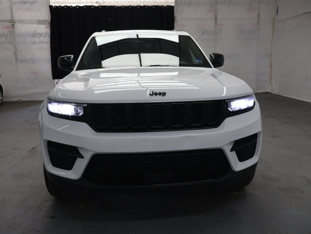 Used 2023 Jeep Grand Cherokee Altitude AWD/4WD image 2