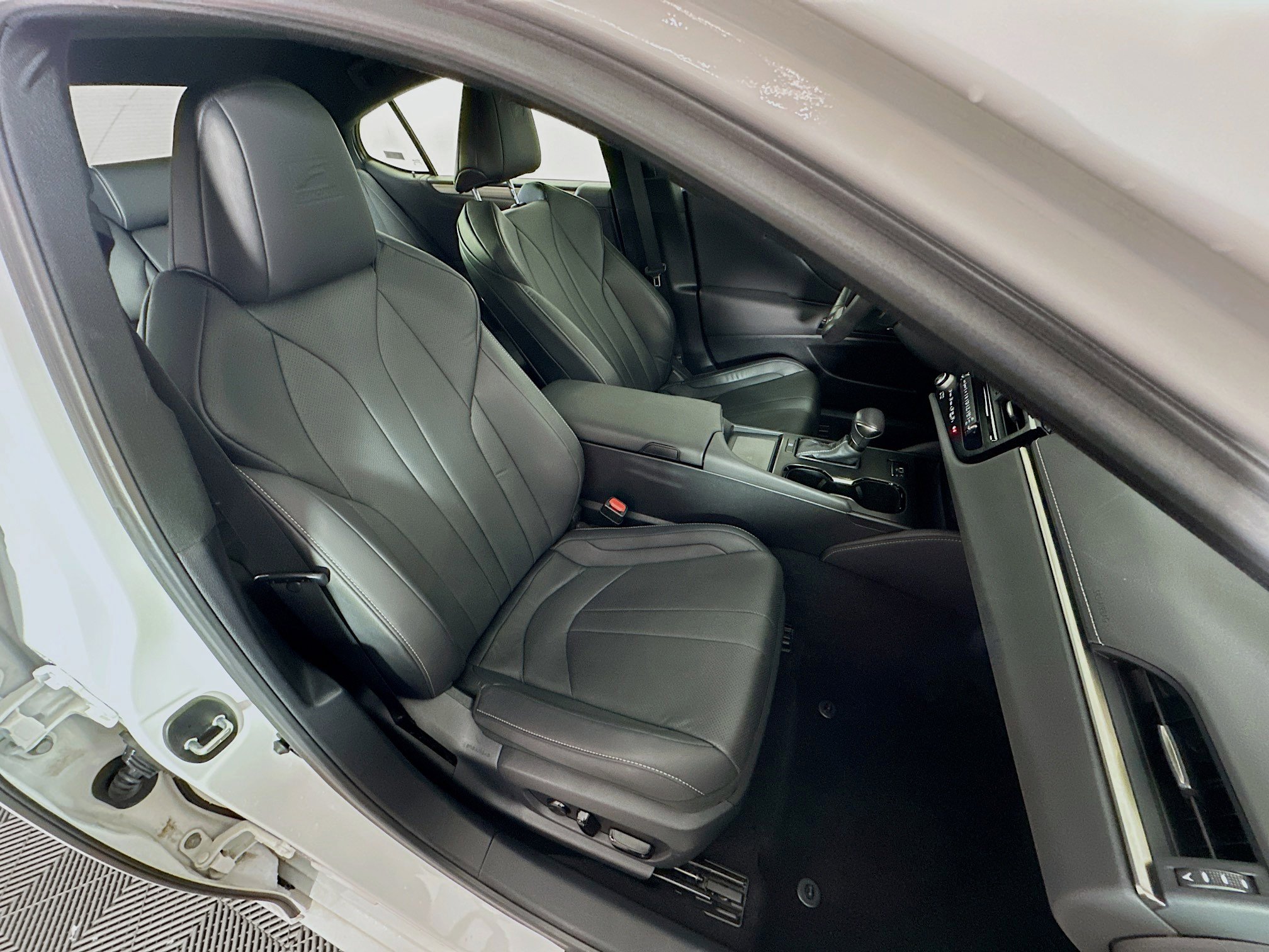 Used 2023 Lexus ES 350 F Sport w/ Accessory Package (Z2) image 32