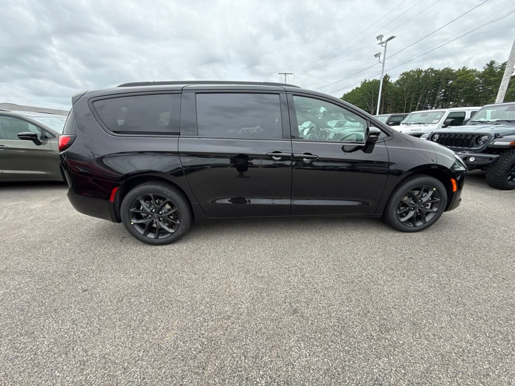 New 2027 Chrysler Pacifica Limited AWD/4WD image 6