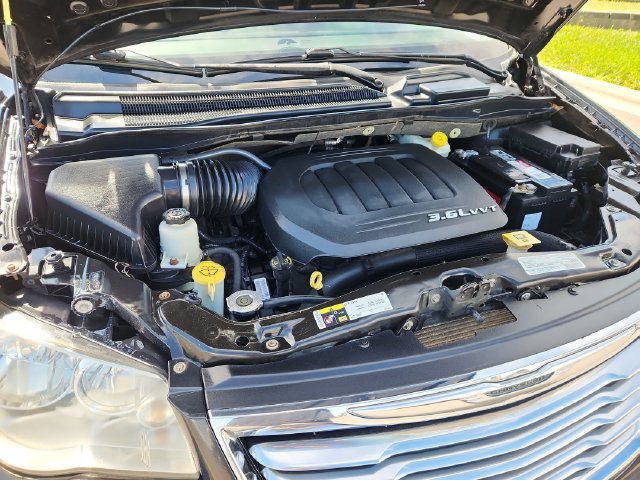Used 2013 Chrysler Town & Country Touring FWD image 16