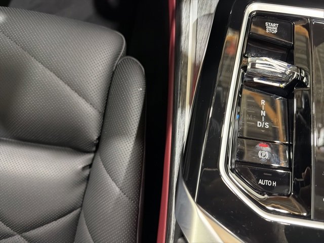 Used 2025 BMW 740i xDrive w/ Premium Package image 43