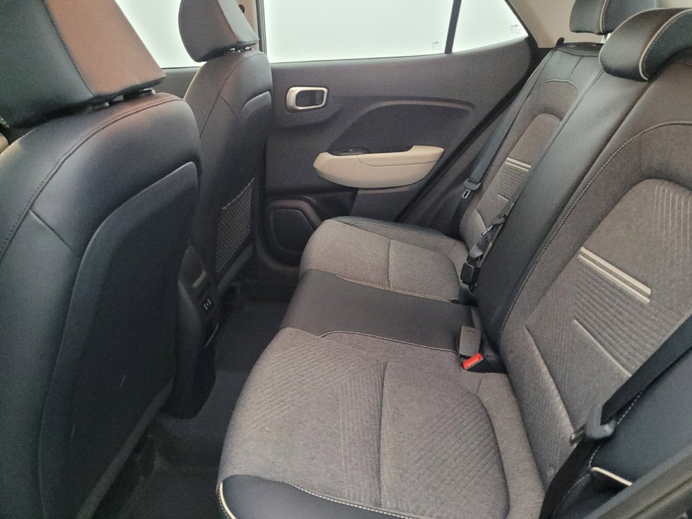 Used 2024 Hyundai Venue Limited image 18