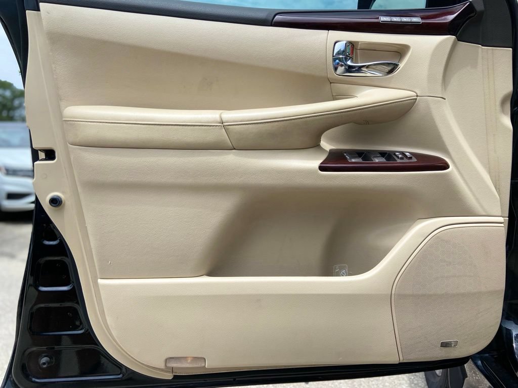 Used 2013 Lexus LX 570 4WD w/ Luxury Pkg image 13