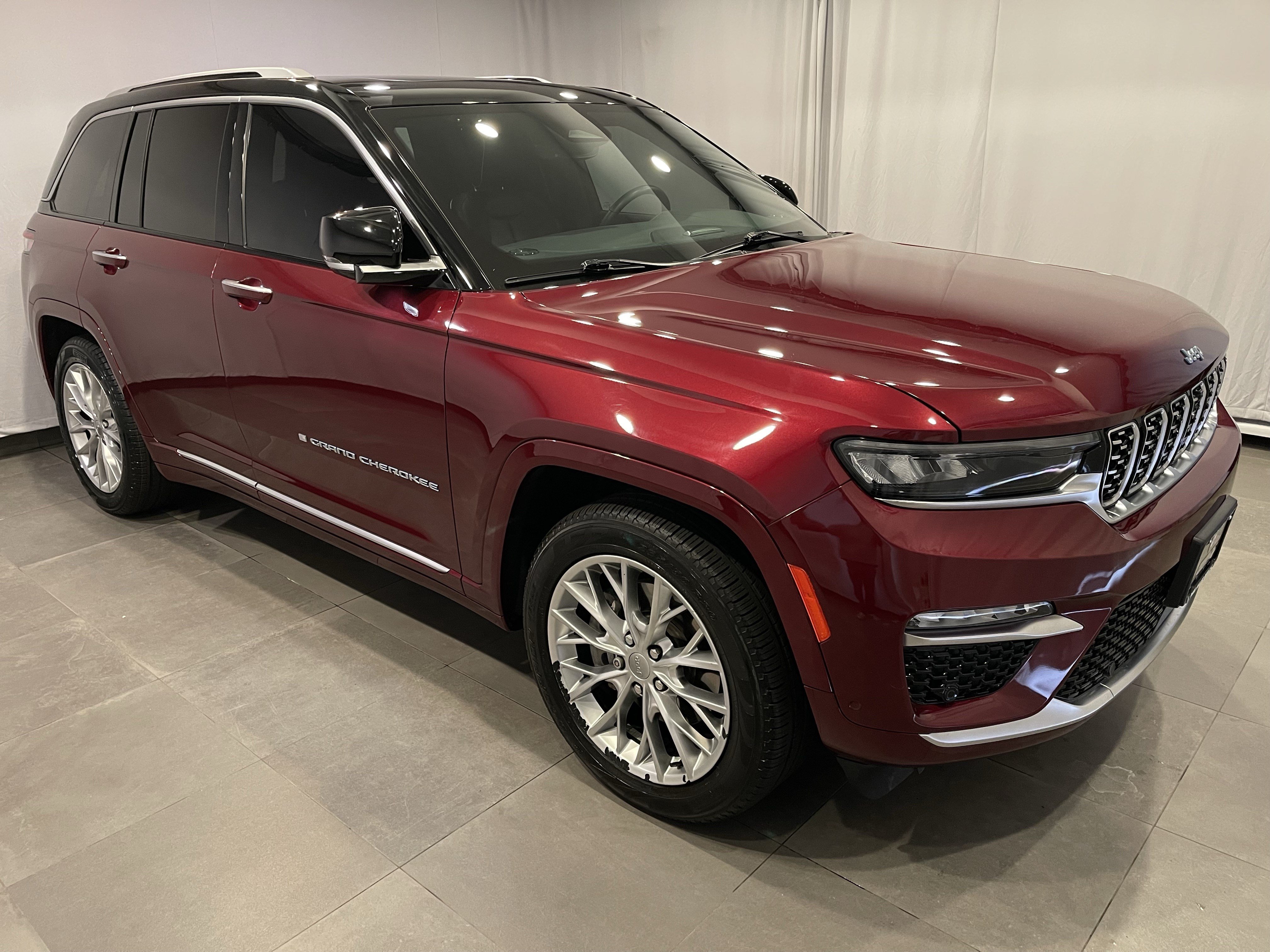 Used 2023 Jeep Grand Cherokee Summit w/ Luxury Tech Group V AWD/4WD image 3