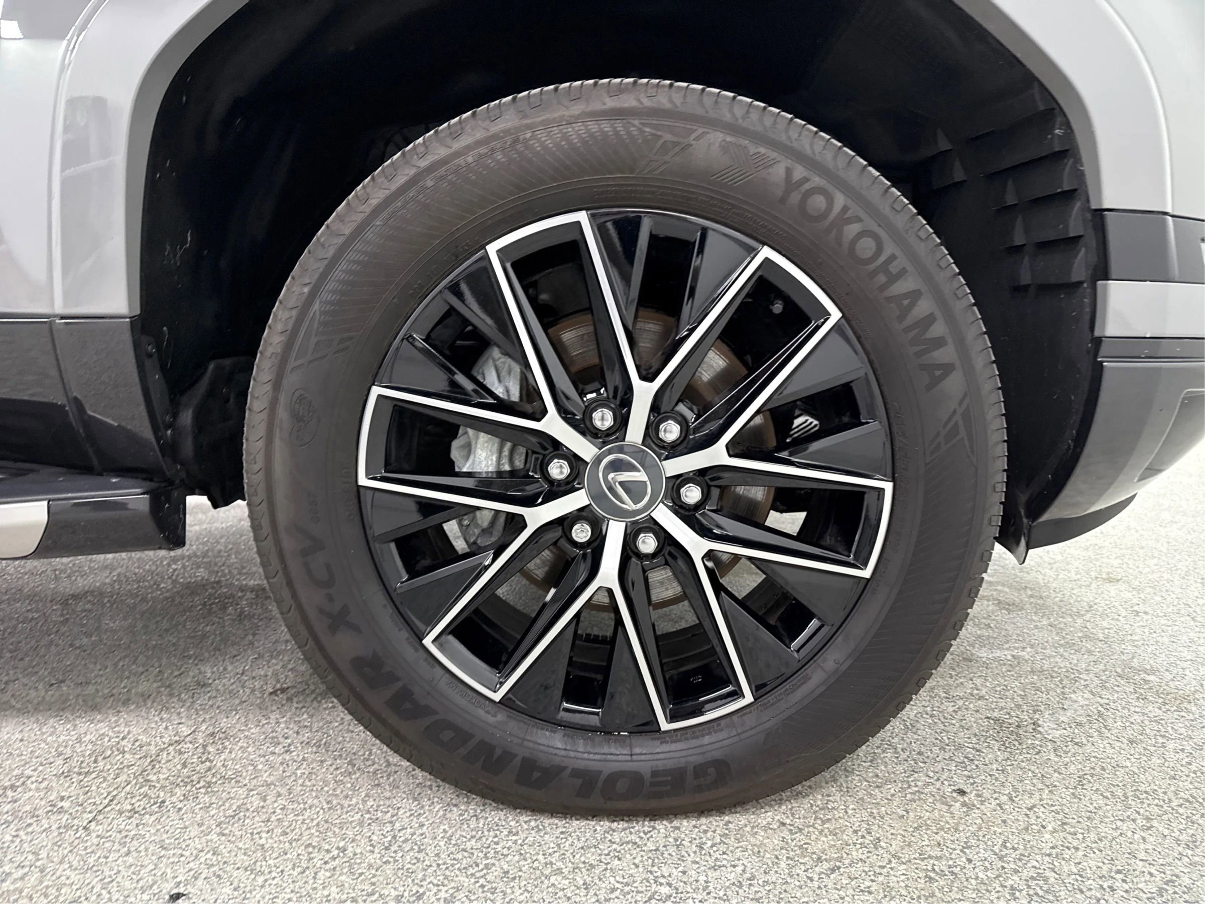 Used 2025 Lexus GX 550 w/ Accessory Package (2T) AWD/4WD image 27