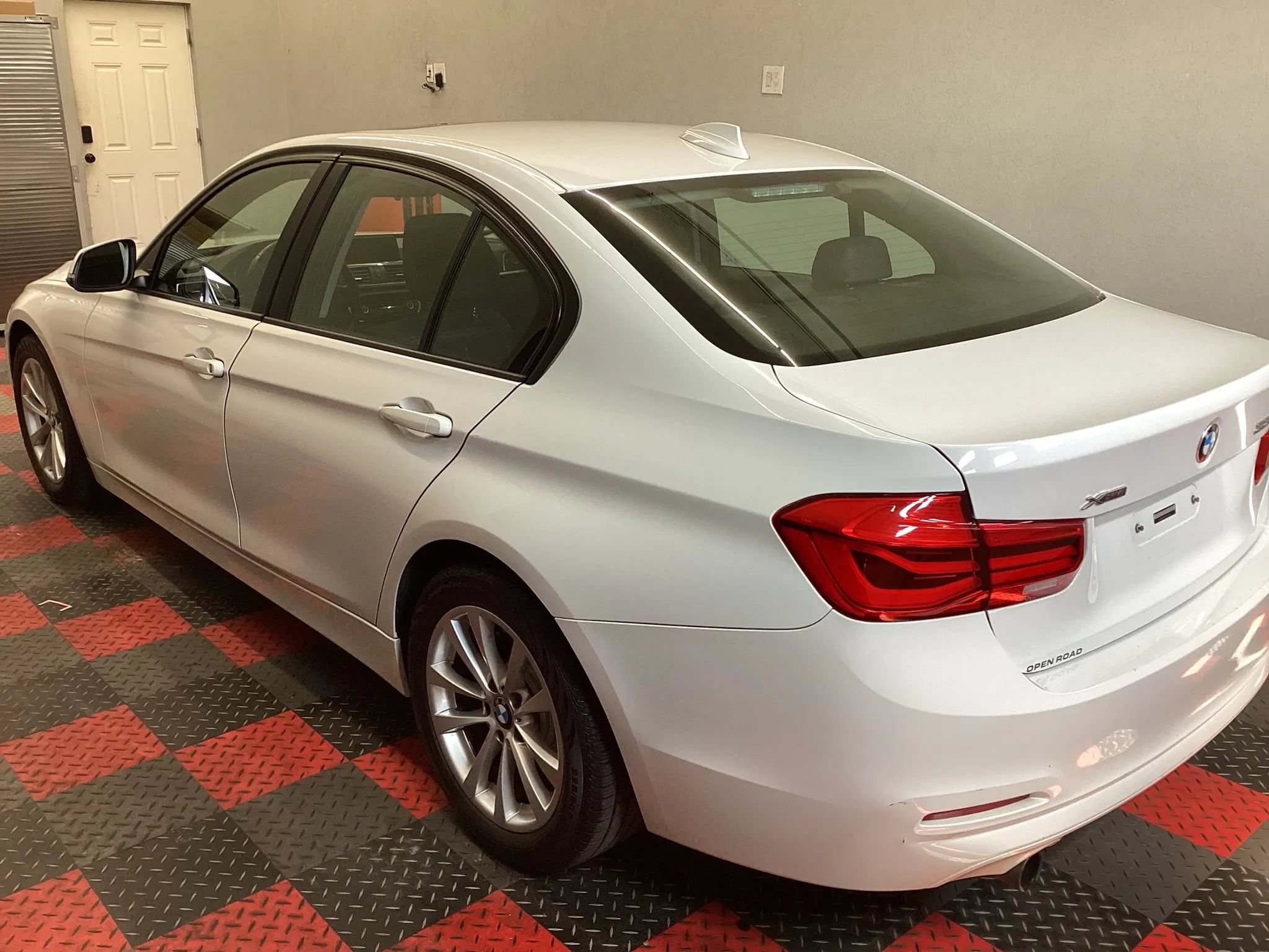 Used 2016 BMW 320i xDrive Sedan AWD/4WD image 4