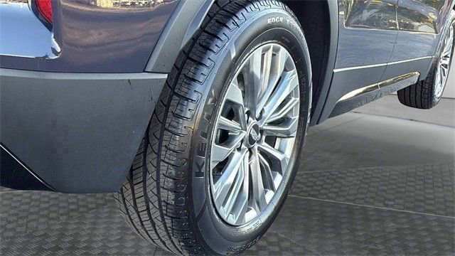 Used 2025 Cadillac XT4 Premium Luxury image 12