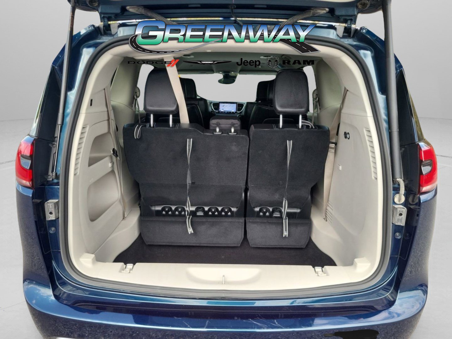 Used 2022 Chrysler Pacifica Touring-L image 7