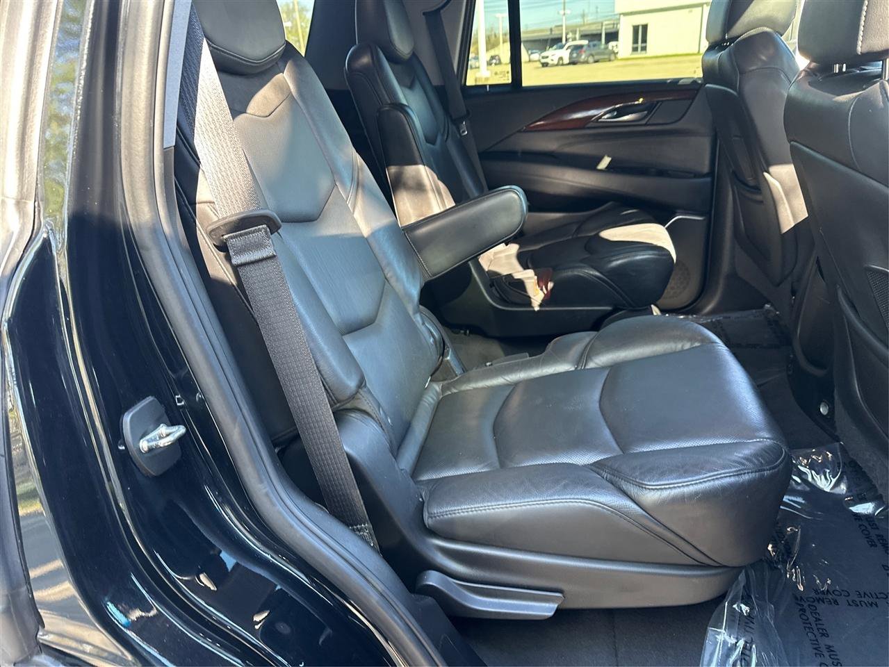 Used 2019 Cadillac Escalade Luxury w/ Escalade Sport Edition AWD/4WD image 38