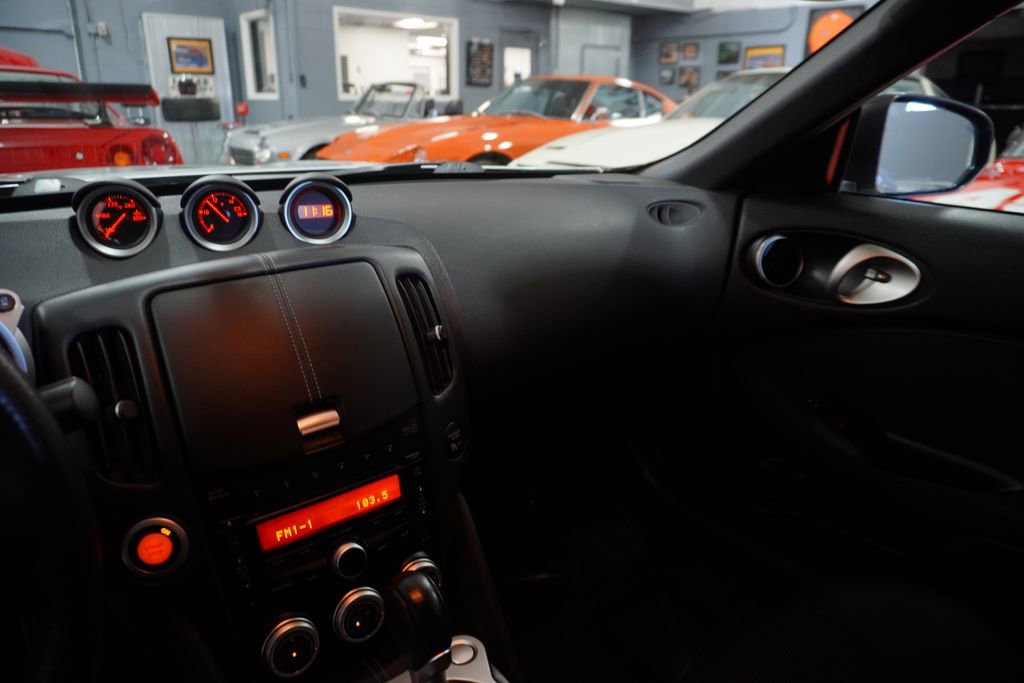 Used 2010 Nissan 370Z Touring image 19