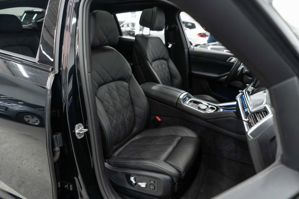 Used 2025 BMW X6 xDrive40i w/ Climate Comfort Package image 11
