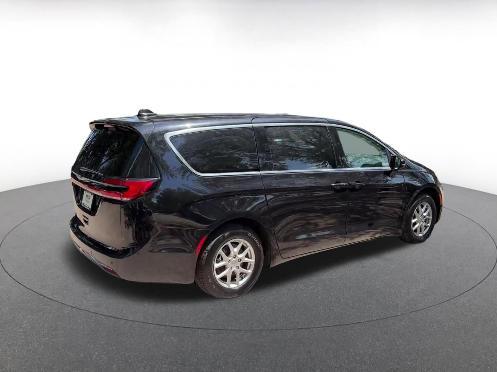 Used 2024 Chrysler Pacifica Touring-L FWD image 15