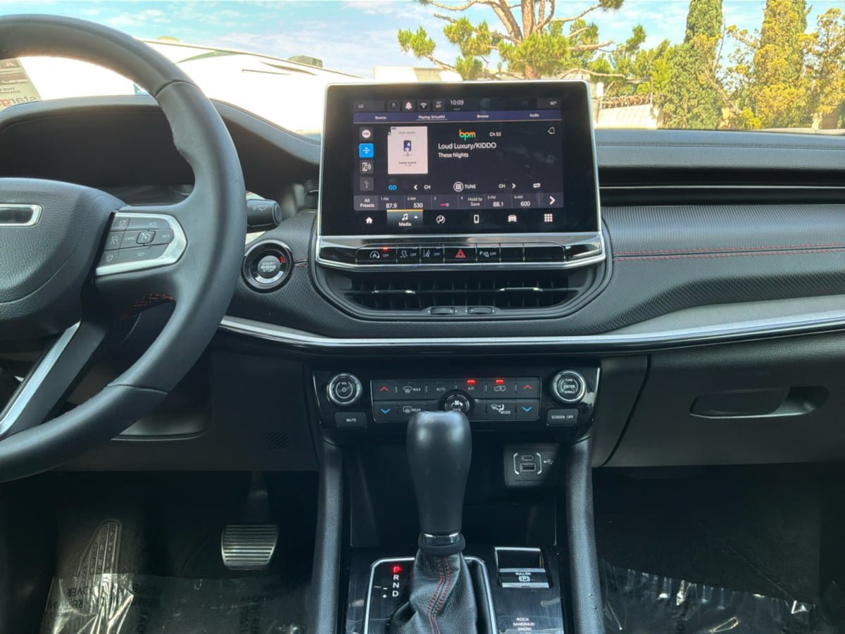Used 2025 Jeep Compass Trailhawk AWD/4WD image 15