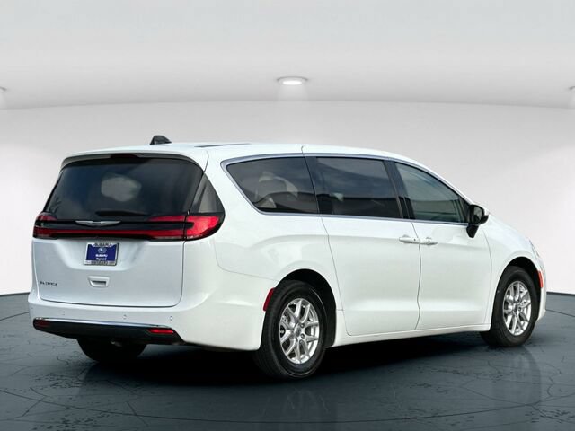 Used 2023 Chrysler Pacifica Touring-L FWD image 6