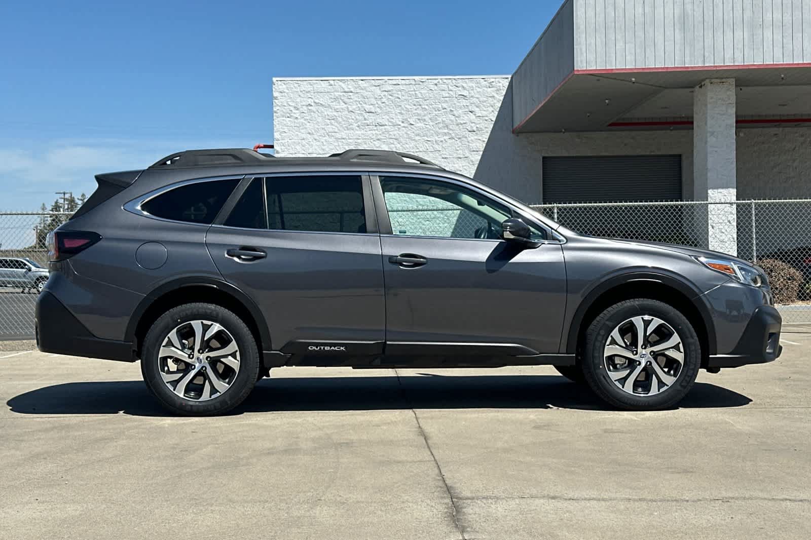 Used 2022 Subaru Outback Limited AWD/4WD image 2