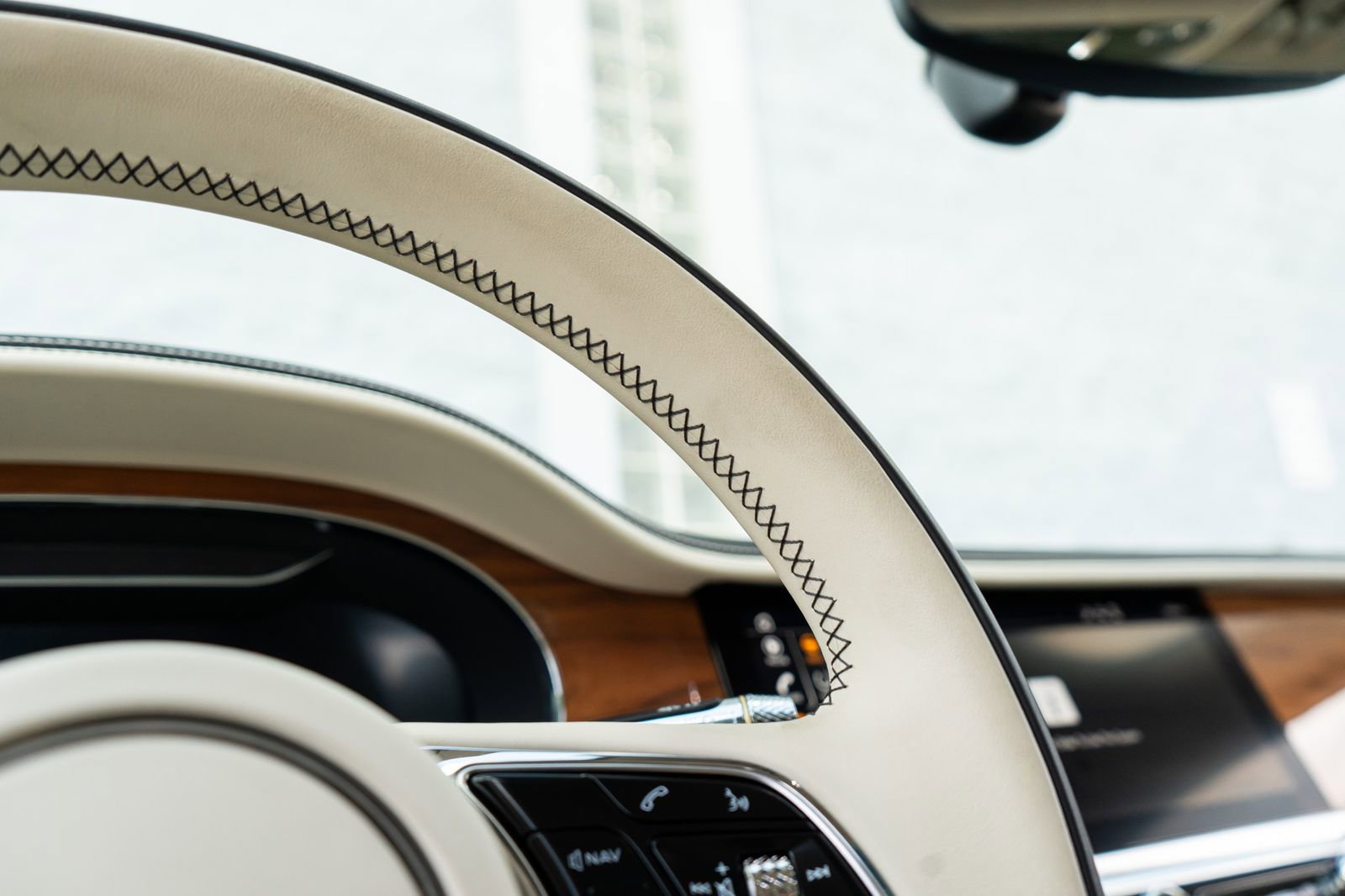 Used 2023 Bentley Flying Spur V8 AWD/4WD image 32