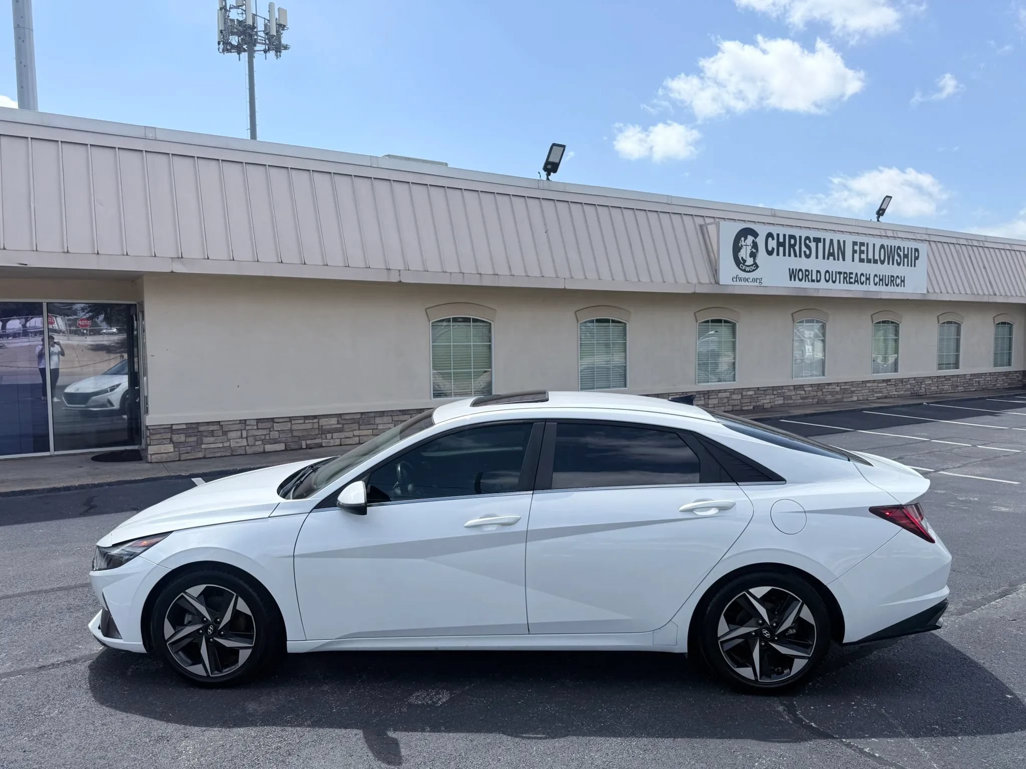Used 2021 Hyundai Elantra Limited w/ Cargo Package FWD image 3