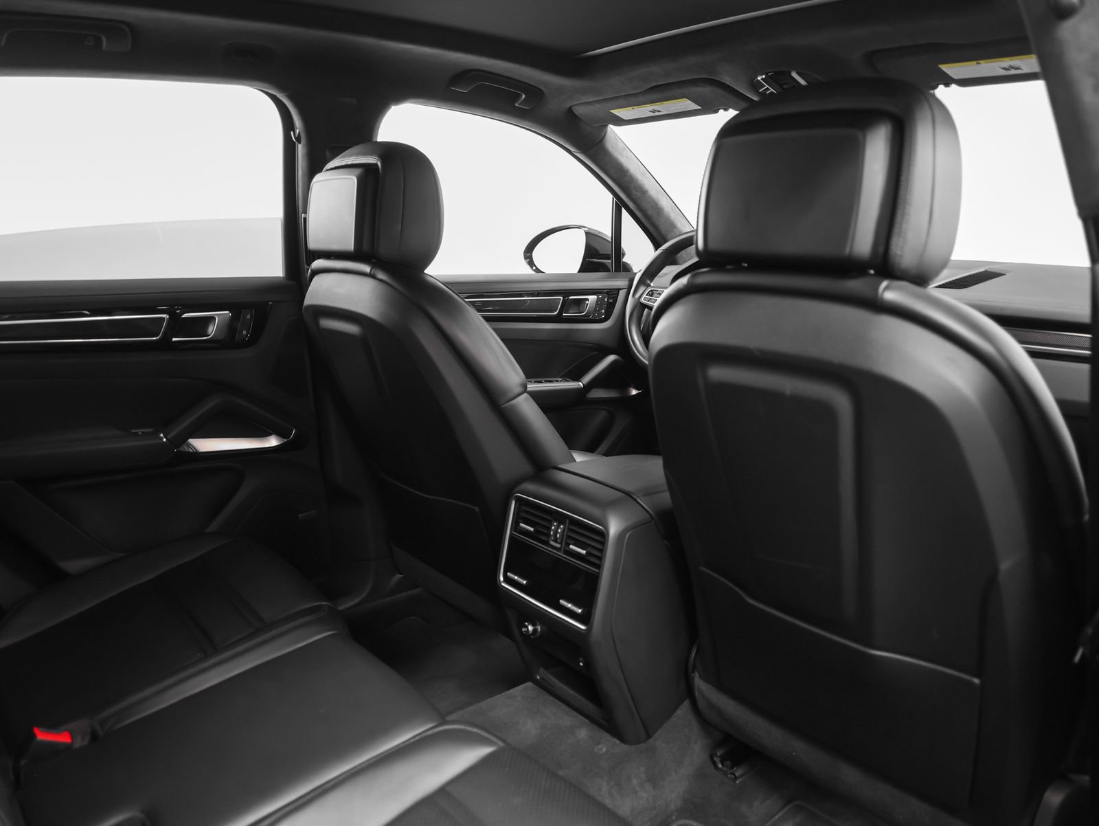 Certified 2023 Porsche Cayenne Turbo S AWD/4WD image 33