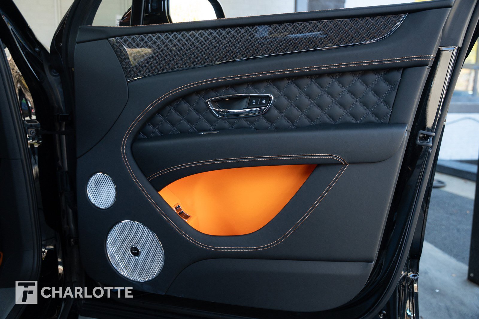 Used 2025 Bentley Bentayga image 30