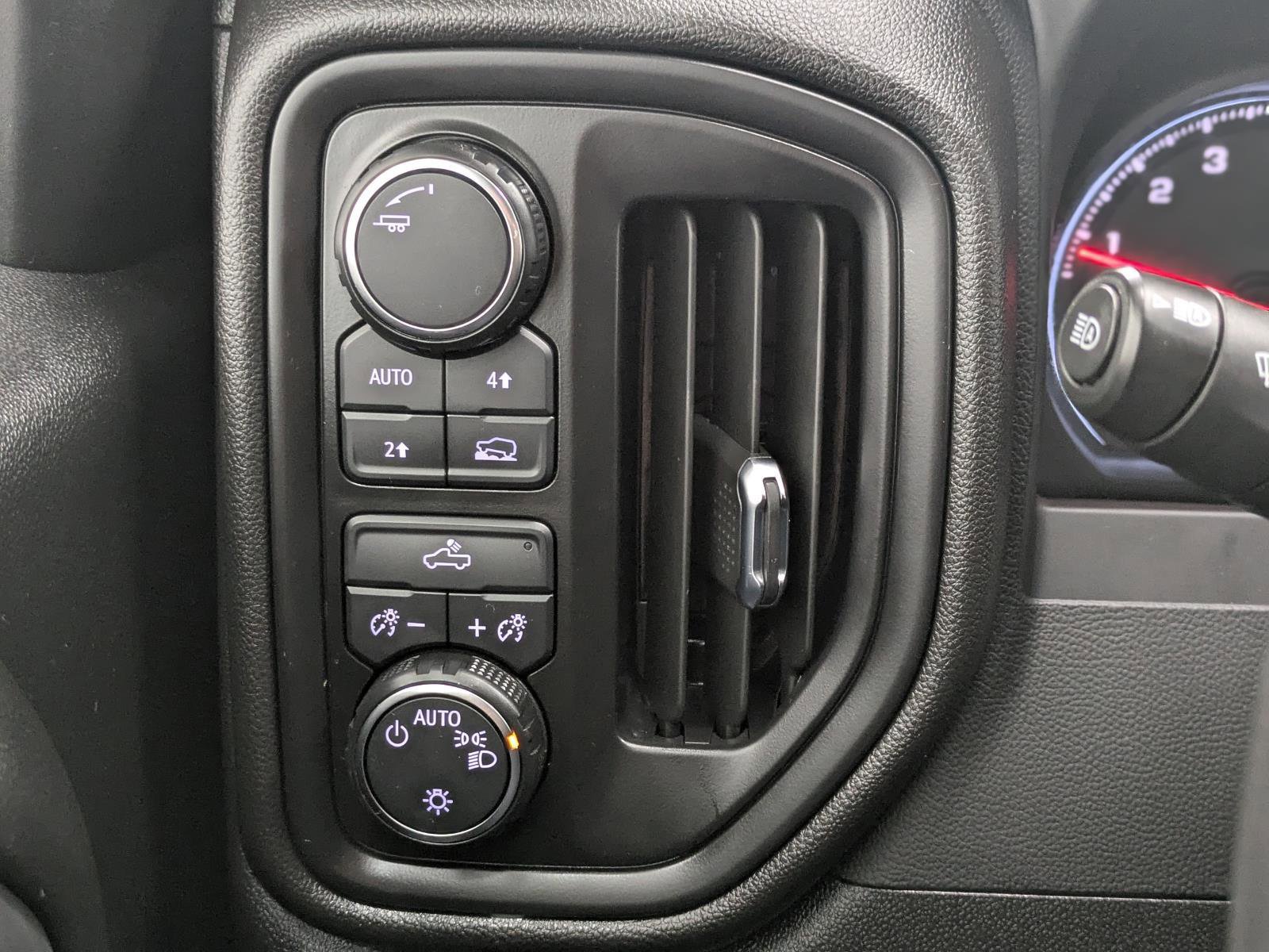 Used 2024 Chevrolet Silverado 1500 Custom image 17