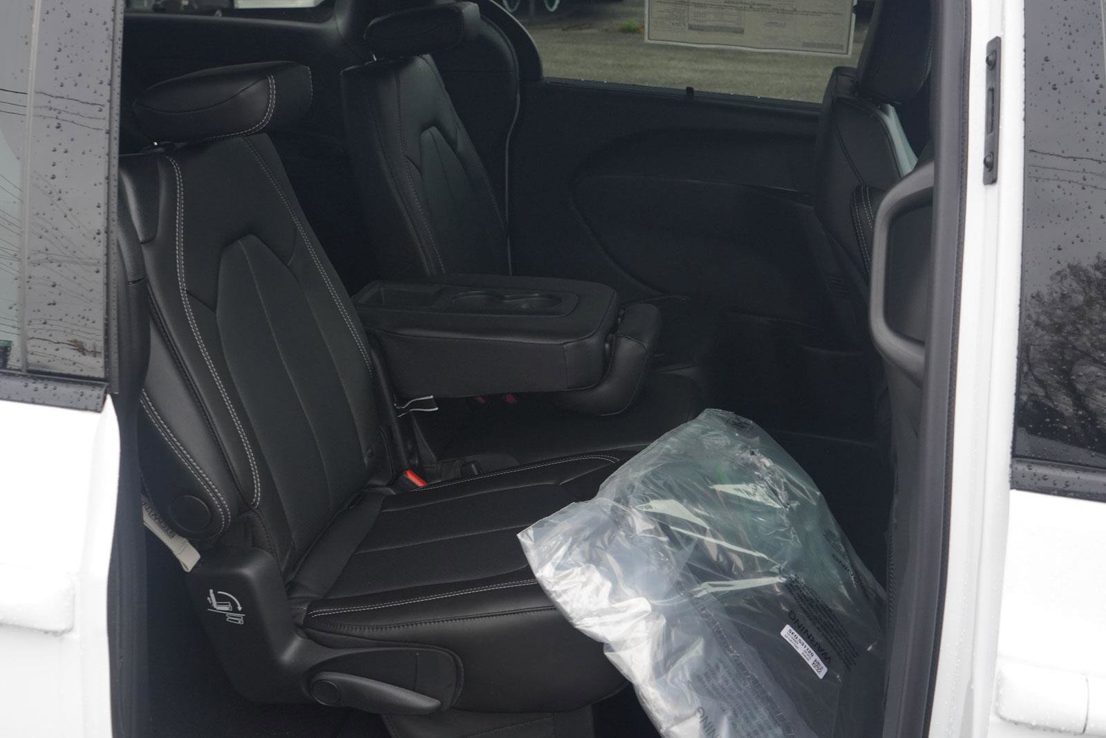 New 2026 Chrysler Pacifica Select w/ S Appearance Package image 30