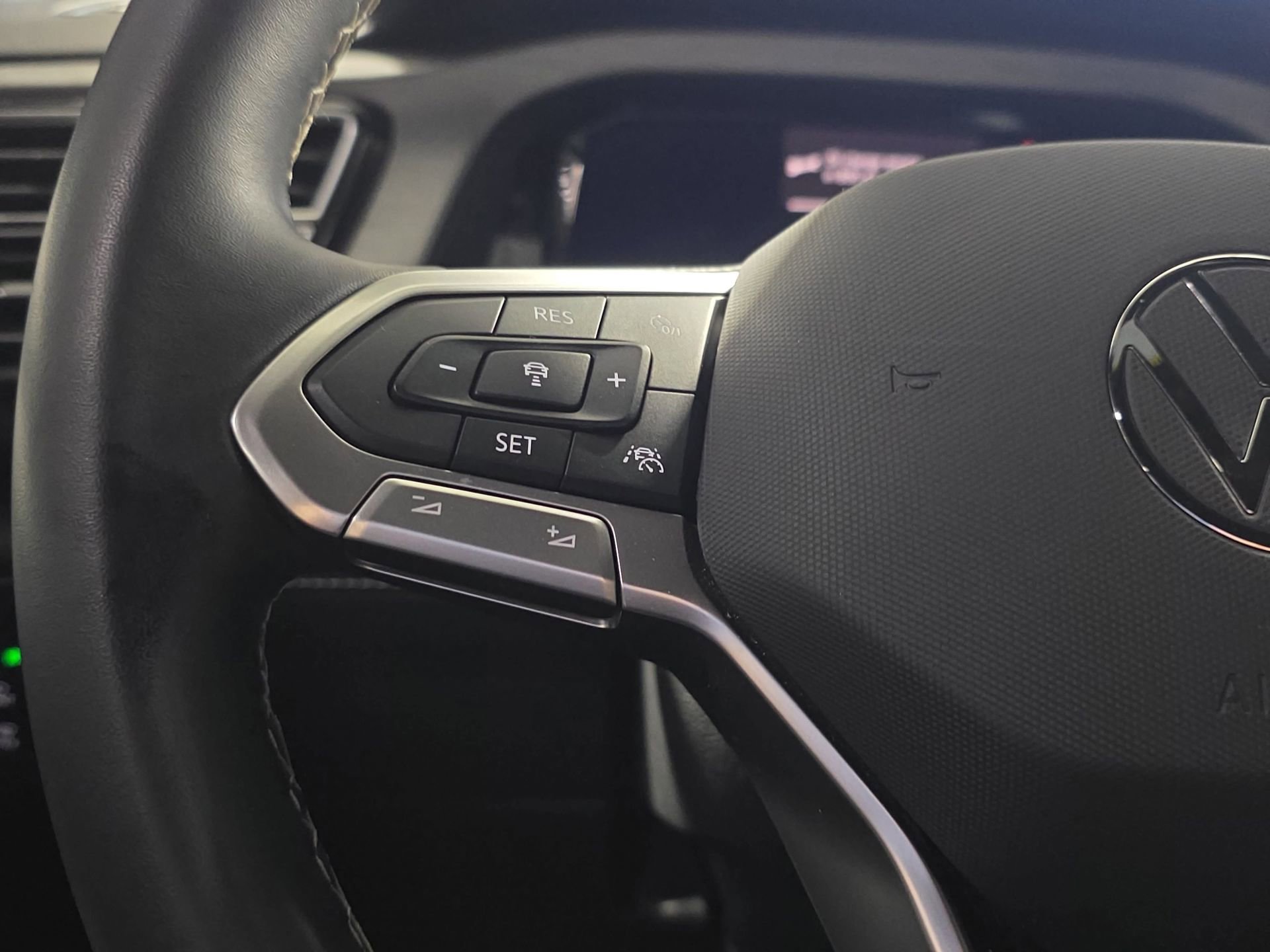 Used 2025 Volkswagen Atlas Cross Sport SE image 17