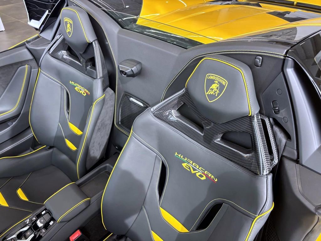 Used 2024 Lamborghini Huracan EVO image 23