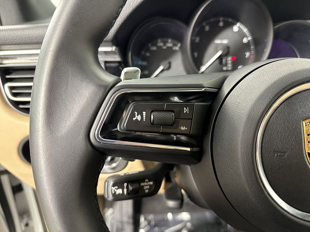 Certified 2025 Porsche Macan image 38