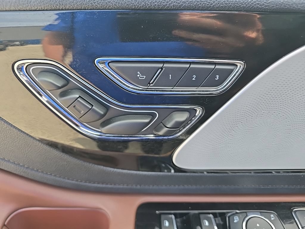 Used 2025 Lincoln Aviator Reserve w/ Luxury Package AWD/4WD image 13