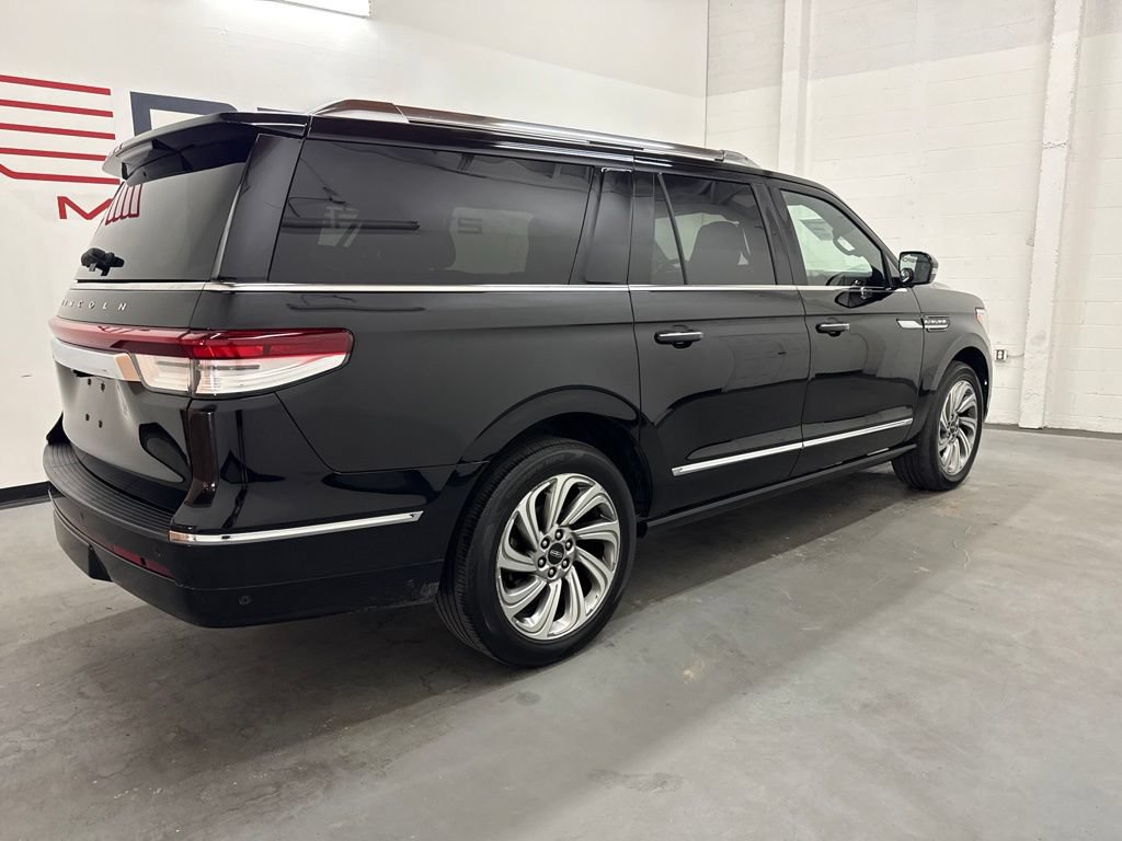 Used 2022 Lincoln Navigator L Reserve AWD/4WD image 3