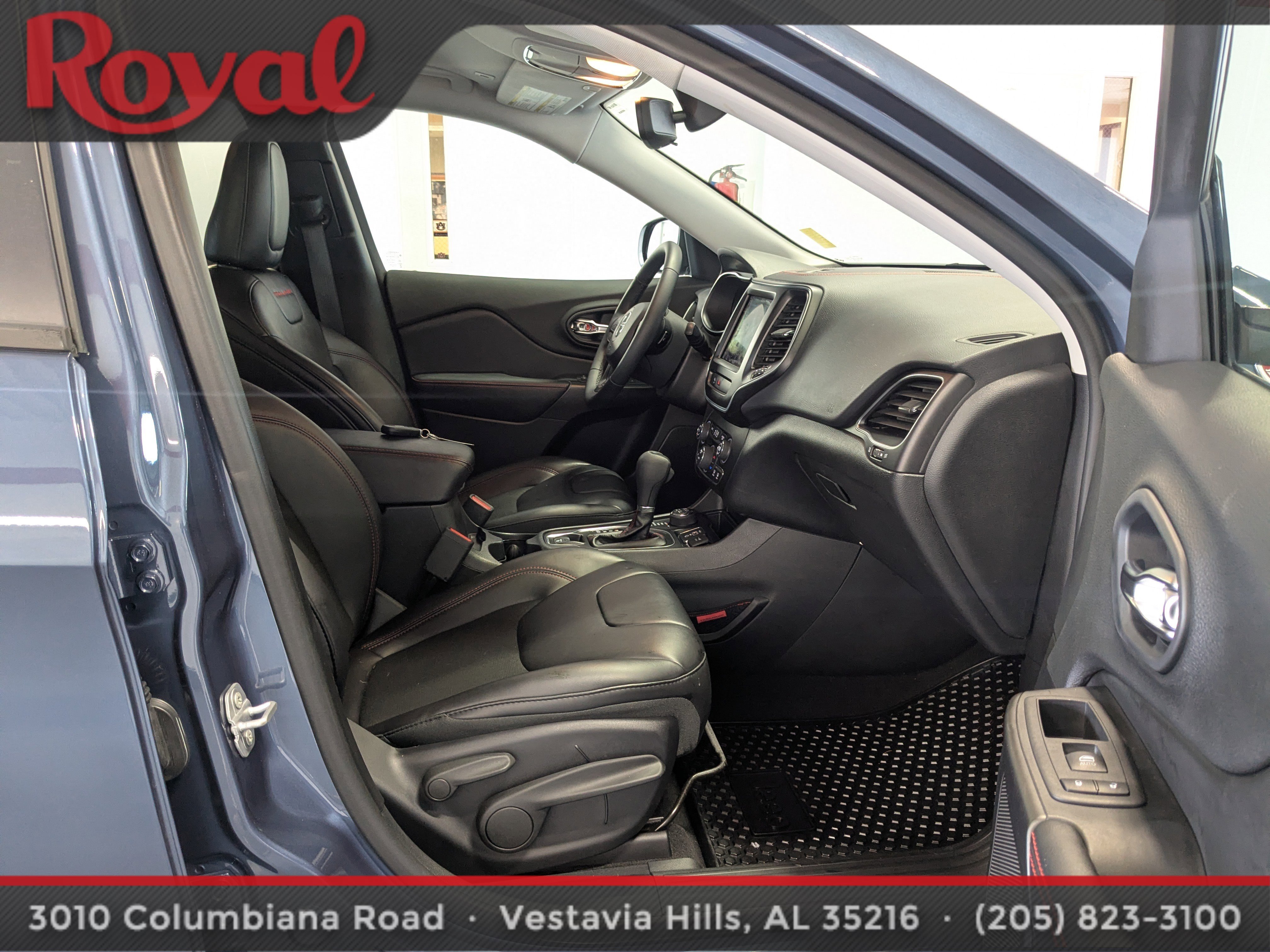 Used 2019 Jeep Cherokee Trailhawk image 8