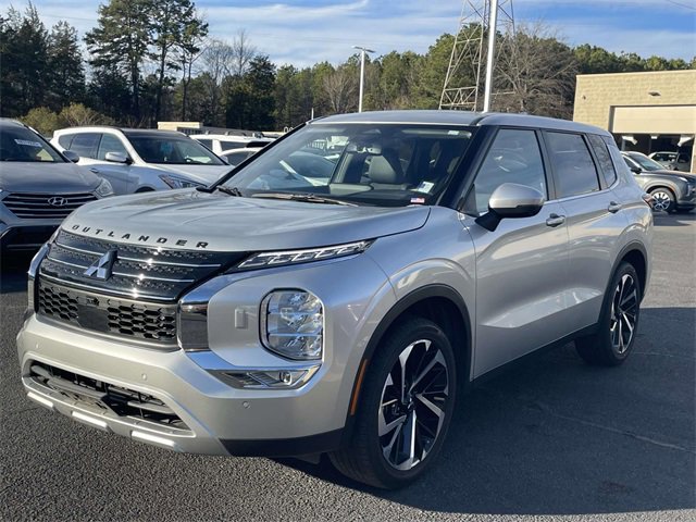 Used 2024 Mitsubishi Outlander SE Black Edition image 3