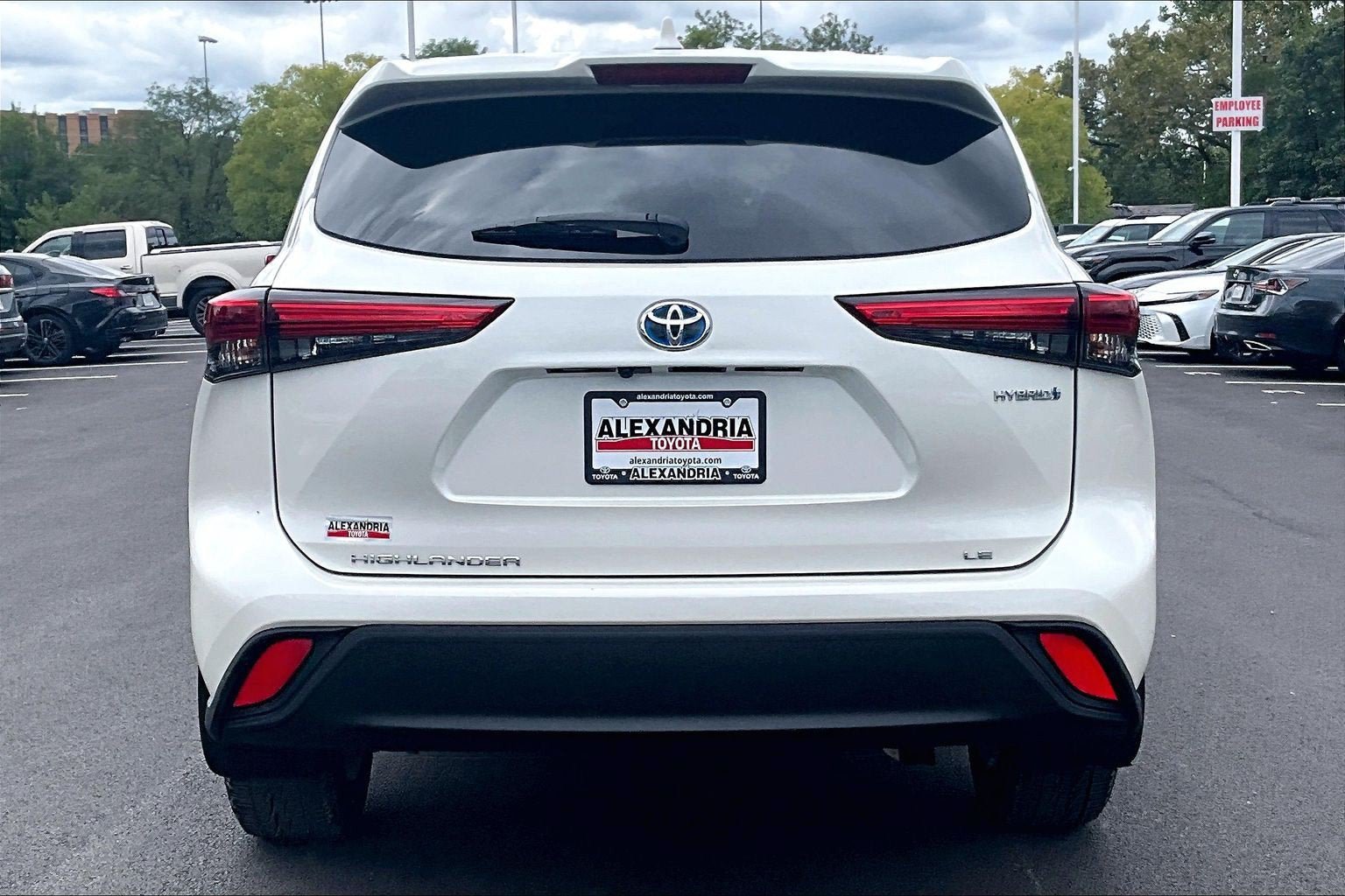 Used 2021 Toyota Highlander LE AWD/4WD image 4